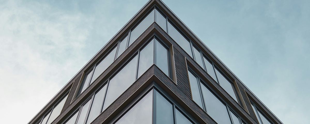 Spigolo di un edificio contemporaneo in vetro