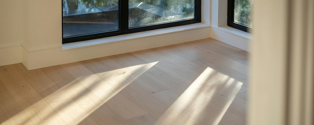 Stanza luminosa con ombre sul pavimento in legno